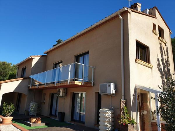 Un ensemble regroupant une maison d'architecte indépendante  avec grand garage, local professionnel et un locatif à Amélie les Bains