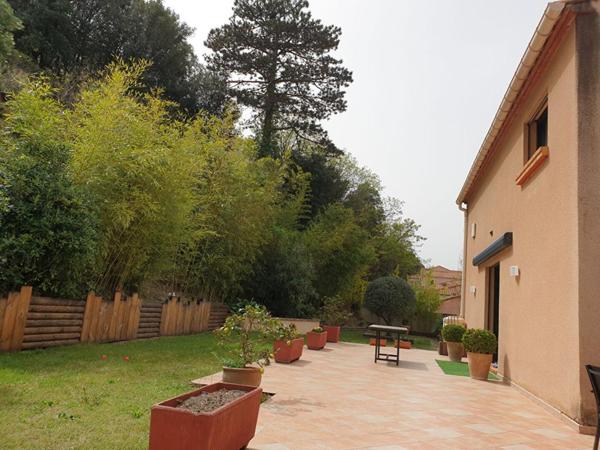 Un ensemble regroupant une maison d'architecte indépendante  avec grand garage, local professionnel et un locatif à Amélie les Bains