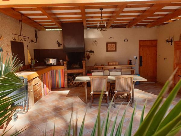 Un ensemble regroupant une maison d'architecte indépendante  avec grand garage, local professionnel et un locatif à Amélie les Bains