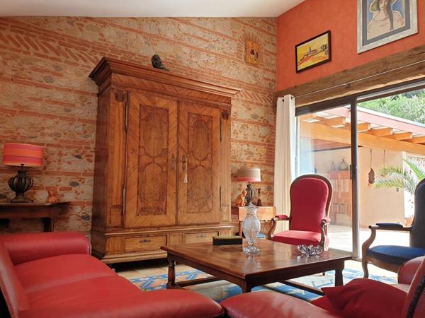 Un ensemble regroupant une maison d'architecte indépendante  avec grand garage, local professionnel et un locatif à Amélie les Bains