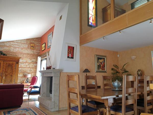 Un ensemble regroupant une maison d'architecte indépendante  avec grand garage, local professionnel et un locatif à Amélie les Bains