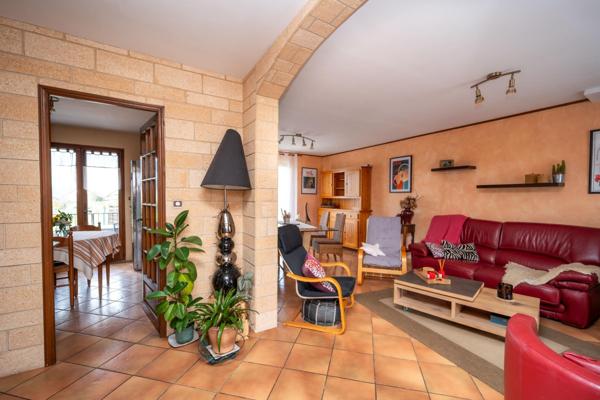 Le calme résidentiel, la lumière et une piscine pour profiter pleinement; votre nouvelle vie commence ici !