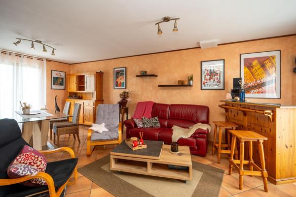 Le calme résidentiel, la lumière et une piscine pour profiter pleinement; votre nouvelle vie commence ici !