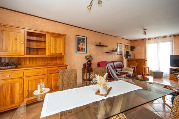 Le calme résidentiel, la lumière et une piscine pour profiter pleinement; votre nouvelle vie commence ici !