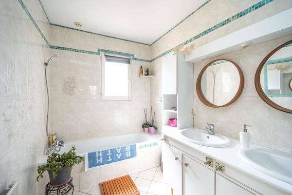 Le calme résidentiel, la lumière et une piscine pour profiter pleinement; votre nouvelle vie commence ici !