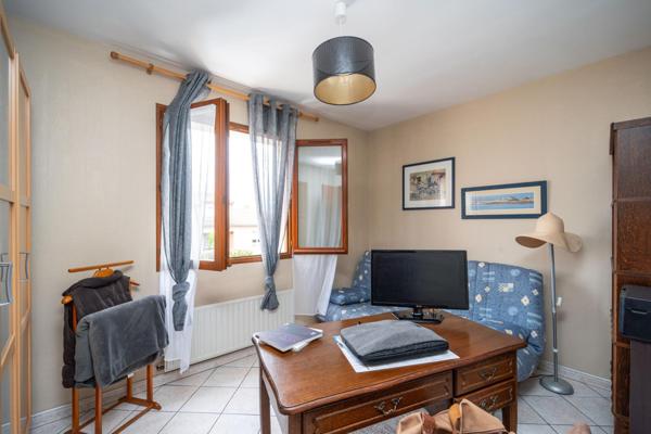 Le calme résidentiel, la lumière et une piscine pour profiter pleinement; votre nouvelle vie commence ici !