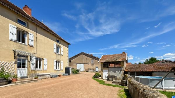 Maison à vendre LA CLAYETTE (71) 187m², 6 pièces, 3 chambres, dépendances, terrain 8751 m²