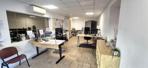 À Pont-Saint-Esprit, découvrez cet immeuble à usage d’habitation et de commerce offrant une rentabilité immédiate grâce à ses lots déjà loués.

Au rez-de-chaussée, un local commercial avec réserve est actuellement loué 750 € par mois. 

Au premier étage, un bureau loué 290 € par mois complète l’ensemble, ainsi qu’un plateau libre non affecté d'environ 48m2 offre un beau potentiel d’aménagement ou de création de surface supplémentaire.

Aux deuxième et troisième étages, un agréable appartement en duplex entièrement rénové est loué 580 € par mois. Il se compose d’une cuisine, d’une salle à manger, une salle de bains, ainsi que de deux chambres avec balcons.

L’immeuble est en bon état général et ne nécessite aucun travaux. Une opportunité idéale pour un investisseur à la recherche d’un bien offrant des revenus locatifs immédiats et un potentiel d’évolution.
