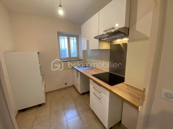 À Pont-Saint-Esprit, découvrez cet immeuble à usage d’habitation et de commerce offrant une rentabilité immédiate grâce à ses lots déjà loués.

Au rez-de-chaussée, un local commercial avec réserve est actuellement loué 750 € par mois. 

Au premier étage, un bureau loué 290 € par mois complète l’ensemble, ainsi qu’un plateau libre non affecté d'environ 48m2 offre un beau potentiel d’aménagement ou de création de surface supplémentaire.

Aux deuxième et troisième étages, un agréable appartement en duplex entièrement rénové est loué 580 € par mois. Il se compose d’une cuisine, d’une salle à manger, une salle de bains, ainsi que de deux chambres avec balcons.

L’immeuble est en bon état général et ne nécessite aucun travaux. Une opportunité idéale pour un investisseur à la recherche d’un bien offrant des revenus locatifs immédiats et un potentiel d’évolution.