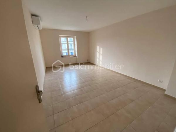 À Pont-Saint-Esprit, découvrez cet immeuble à usage d’habitation et de commerce offrant une rentabilité immédiate grâce à ses lots déjà loués.

Au rez-de-chaussée, un local commercial avec réserve est actuellement loué 750 € par mois. 

Au premier étage, un bureau loué 290 € par mois complète l’ensemble, ainsi qu’un plateau libre non affecté d'environ 48m2 offre un beau potentiel d’aménagement ou de création de surface supplémentaire.

Aux deuxième et troisième étages, un agréable appartement en duplex entièrement rénové est loué 580 € par mois. Il se compose d’une cuisine, d’une salle à manger, une salle de bains, ainsi que de deux chambres avec balcons.

L’immeuble est en bon état général et ne nécessite aucun travaux. Une opportunité idéale pour un investisseur à la recherche d’un bien offrant des revenus locatifs immédiats et un potentiel d’évolution.