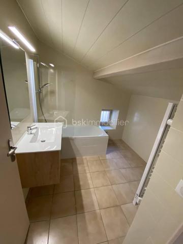 À Pont-Saint-Esprit, découvrez cet immeuble à usage d’habitation et de commerce offrant une rentabilité immédiate grâce à ses lots déjà loués.

Au rez-de-chaussée, un local commercial avec réserve est actuellement loué 750 € par mois. 

Au premier étage, un bureau loué 290 € par mois complète l’ensemble, ainsi qu’un plateau libre non affecté d'environ 48m2 offre un beau potentiel d’aménagement ou de création de surface supplémentaire.

Aux deuxième et troisième étages, un agréable appartement en duplex entièrement rénové est loué 580 € par mois. Il se compose d’une cuisine, d’une salle à manger, une salle de bains, ainsi que de deux chambres avec balcons.

L’immeuble est en bon état général et ne nécessite aucun travaux. Une opportunité idéale pour un investisseur à la recherche d’un bien offrant des revenus locatifs immédiats et un potentiel d’évolution.