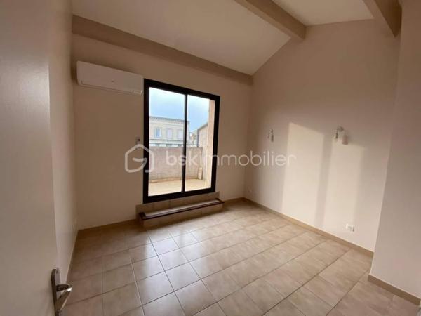 À Pont-Saint-Esprit, découvrez cet immeuble à usage d’habitation et de commerce offrant une rentabilité immédiate grâce à ses lots déjà loués.

Au rez-de-chaussée, un local commercial avec réserve est actuellement loué 750 € par mois. 

Au premier étage, un bureau loué 290 € par mois complète l’ensemble, ainsi qu’un plateau libre non affecté d'environ 48m2 offre un beau potentiel d’aménagement ou de création de surface supplémentaire.

Aux deuxième et troisième étages, un agréable appartement en duplex entièrement rénové est loué 580 € par mois. Il se compose d’une cuisine, d’une salle à manger, une salle de bains, ainsi que de deux chambres avec balcons.

L’immeuble est en bon état général et ne nécessite aucun travaux. Une opportunité idéale pour un investisseur à la recherche d’un bien offrant des revenus locatifs immédiats et un potentiel d’évolution.