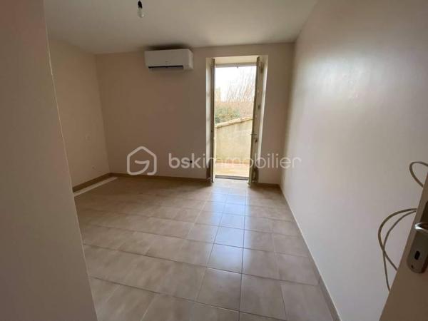 À Pont-Saint-Esprit, découvrez cet immeuble à usage d’habitation et de commerce offrant une rentabilité immédiate grâce à ses lots déjà loués.

Au rez-de-chaussée, un local commercial avec réserve est actuellement loué 750 € par mois. 

Au premier étage, un bureau loué 290 € par mois complète l’ensemble, ainsi qu’un plateau libre non affecté d'environ 48m2 offre un beau potentiel d’aménagement ou de création de surface supplémentaire.

Aux deuxième et troisième étages, un agréable appartement en duplex entièrement rénové est loué 580 € par mois. Il se compose d’une cuisine, d’une salle à manger, une salle de bains, ainsi que de deux chambres avec balcons.

L’immeuble est en bon état général et ne nécessite aucun travaux. Une opportunité idéale pour un investisseur à la recherche d’un bien offrant des revenus locatifs immédiats et un potentiel d’évolution.
