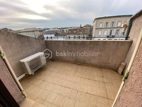 À Pont-Saint-Esprit, découvrez cet immeuble à usage d’habitation et de commerce offrant une rentabilité immédiate grâce à ses lots déjà loués.

Au rez-de-chaussée, un local commercial avec réserve est actuellement loué 750 € par mois. 

Au premier étage, un bureau loué 290 € par mois complète l’ensemble, ainsi qu’un plateau libre non affecté d'environ 48m2 offre un beau potentiel d’aménagement ou de création de surface supplémentaire.

Aux deuxième et troisième étages, un agréable appartement en duplex entièrement rénové est loué 580 € par mois. Il se compose d’une cuisine, d’une salle à manger, une salle de bains, ainsi que de deux chambres avec balcons.

L’immeuble est en bon état général et ne nécessite aucun travaux. Une opportunité idéale pour un investisseur à la recherche d’un bien offrant des revenus locatifs immédiats et un potentiel d’évolution.
