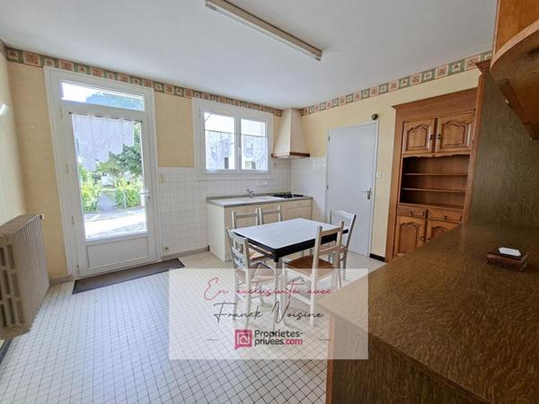A VENDRE en Exclusivité aux Herbiers, maison plain-pied de 106 m2 avec 3 chambres et 1 dépendance sur une parcelle de 2200 m2 env