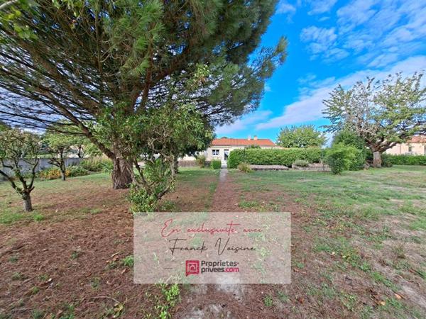 A VENDRE en Exclusivité aux Herbiers, maison plain-pied de 106 m2 avec 3 chambres et 1 dépendance sur une parcelle de 2200 m2 env