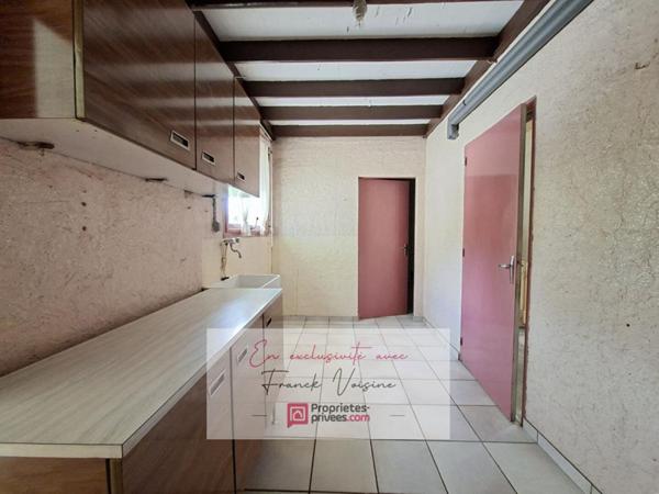 A VENDRE en Exclusivité aux Herbiers, maison plain-pied de 106 m2 avec 3 chambres et 1 dépendance sur une parcelle de 2200 m2 env