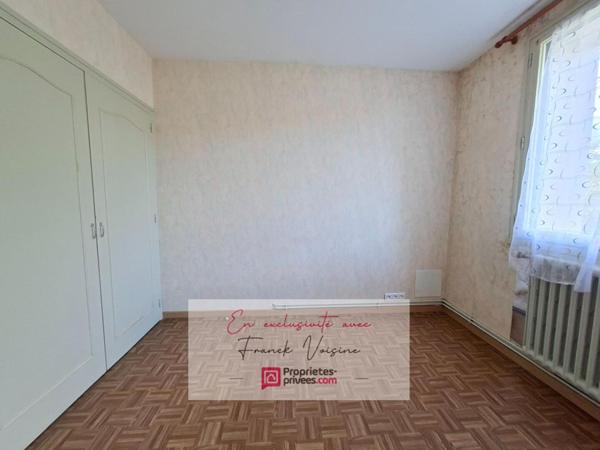 A VENDRE en Exclusivité aux Herbiers, maison plain-pied de 106 m2 avec 3 chambres et 1 dépendance sur une parcelle de 2200 m2 env