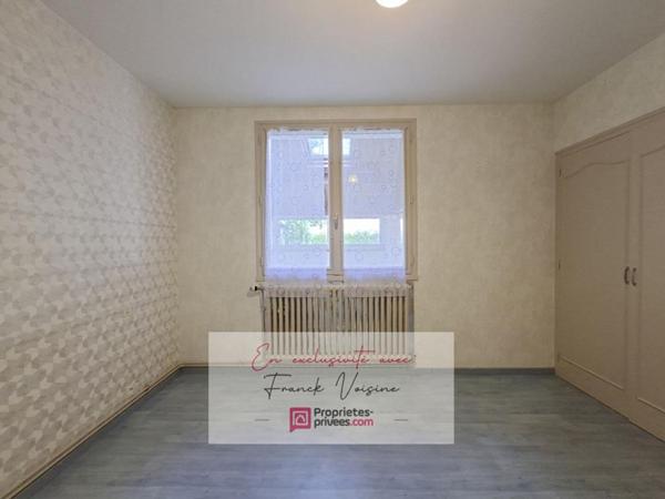 A VENDRE en Exclusivité aux Herbiers, maison plain-pied de 106 m2 avec 3 chambres et 1 dépendance sur une parcelle de 2200 m2 env