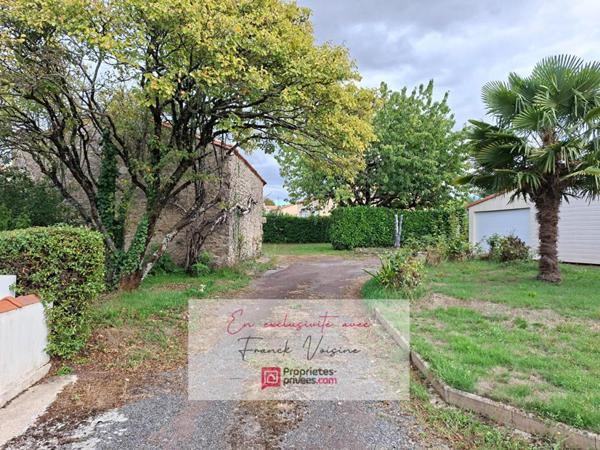A VENDRE en Exclusivité aux Herbiers, maison plain-pied de 106 m2 avec 3 chambres et 1 dépendance sur une parcelle de 2200 m2 env