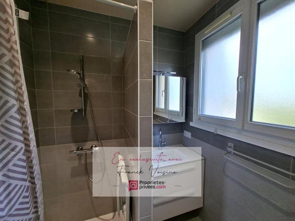 A VENDRE en Exclusivité aux Herbiers, maison plain-pied de 106 m2 avec 3 chambres et 1 dépendance sur une parcelle de 2200 m2 env