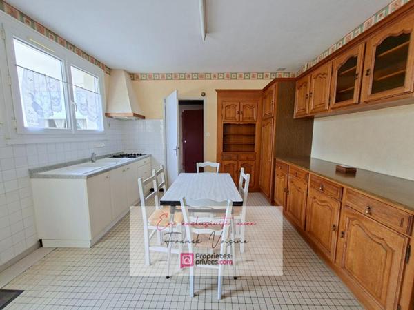 A VENDRE en Exclusivité aux Herbiers, maison plain-pied de 106 m2 avec 3 chambres et 1 dépendance sur une parcelle de 2200 m2 env