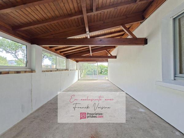 A VENDRE en Exclusivité aux Herbiers, maison plain-pied de 106 m2 avec 3 chambres et 1 dépendance sur une parcelle de 2200 m2 env