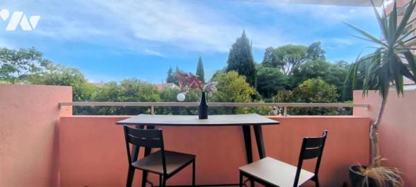 A proximité des Arceaux, appartement 97 m², 4 pièces, 3 chambres, avec place de parking et garage.