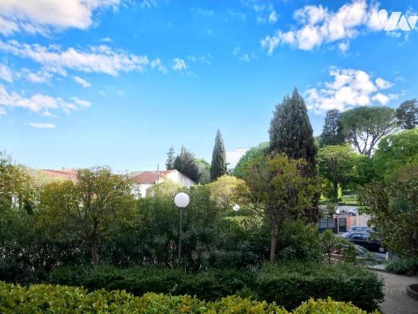 A proximité des Arceaux, appartement 97 m², 4 pièces, 3 chambres, avec place de parking et garage.