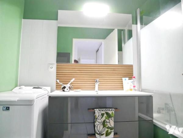 A proximité des Arceaux, appartement 97 m², 4 pièces, 3 chambres, avec place de parking et garage.