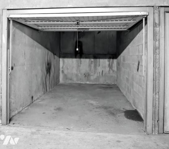 A proximité des Arceaux, appartement 97 m², 4 pièces, 3 chambres, avec place de parking et garage.