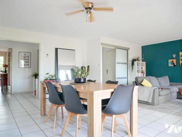 A proximité des Arceaux, appartement 97 m², 4 pièces, 3 chambres, avec place de parking et garage.