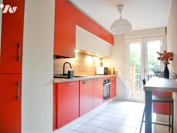 A proximité des Arceaux, appartement 97 m², 4 pièces, 3 chambres, avec place de parking et garage.