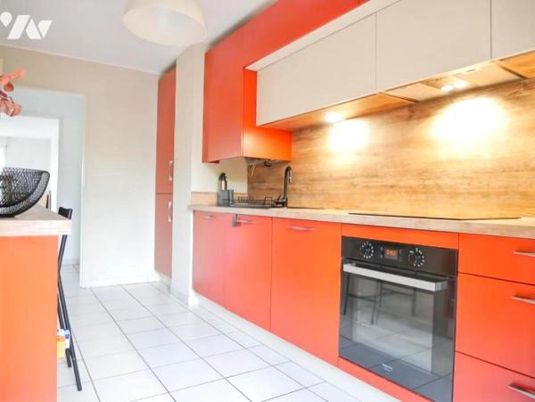 A proximité des Arceaux, appartement 97 m², 4 pièces, 3 chambres, avec place de parking et garage.