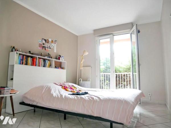 A proximité des Arceaux, appartement 97 m², 4 pièces, 3 chambres, avec place de parking et garage.