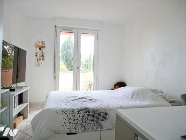 A proximité des Arceaux, appartement 97 m², 4 pièces, 3 chambres, avec place de parking et garage.