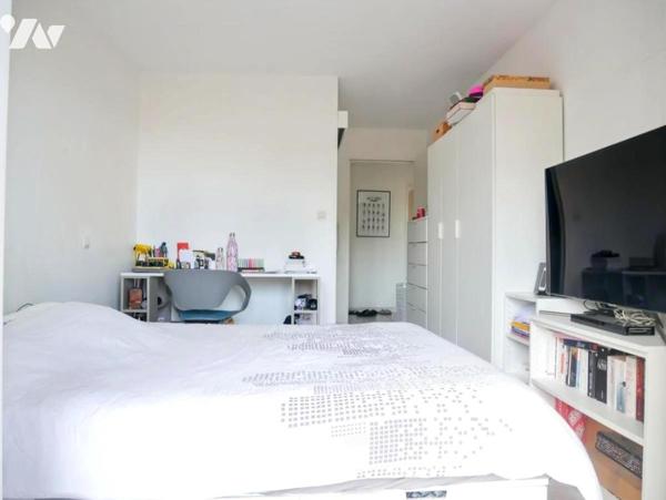 A proximité des Arceaux, appartement 97 m², 4 pièces, 3 chambres, avec place de parking et garage.