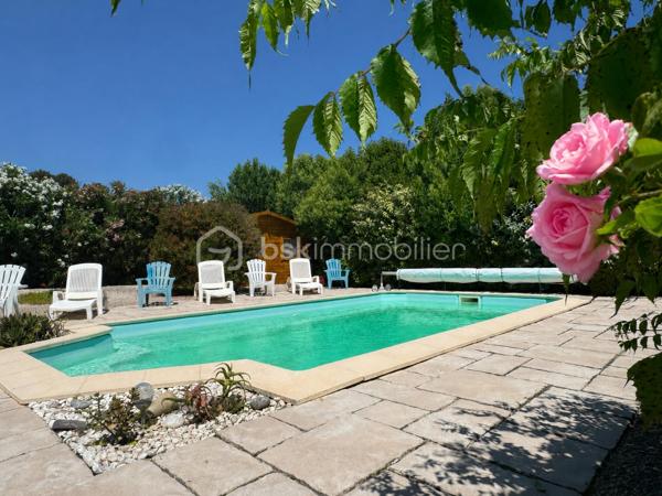 Située dans un environnement calme et privilégié, cette villa de plain-pied offre des prestations de qualité et une vue imprenable sur les Corbières, l’Alaric et le Canigou.

D’une surface d’environ 109 m², cette maison 4 faces se compose d’une belle pièce de vie lumineuse ouverte sur l’extérieur, permettant de profiter pleinement de la terrasse et de sa vue dégagée, équipée d’un store banne électrique. La cuisine est entièrement équipée et fonctionnelle. L’espace nuit comprend quatre chambres, dont une suite avec salle d’eau, ainsi qu’une salle de bain indépendante et deux WC, offrant un confort idéal pour toute la famille. Le bien dispose également d’un garage traversant d’environ 29 m² avec porte sectionnelle, facilitant le stationnement et le rangement.

À l’extérieur, la parcelle d'environ 820 m², arborée et soigneusement entretenue, accueille une piscine ainsi qu’un chalet aménagé avec sauna et espace détente, créant un véritable lieu de bien-être à domicile. Les prestations sont au rendez-vous avec climatisation gainable, double vitrage, volets électriques sur les ouvertures principales, volets bois, panneaux solaires avec une excellente rentabilité, visiophone, portail automatique et vide sanitaire.

Idéalement située à Conilhac-Corbières, cette propriété bénéficie d’un cadre paisible tout en restant à proximité des commodités et des axes principaux.

Une opportunité rare sur le secteur, à découvrir sans tarder. Contactez moi pour organiser une visite.