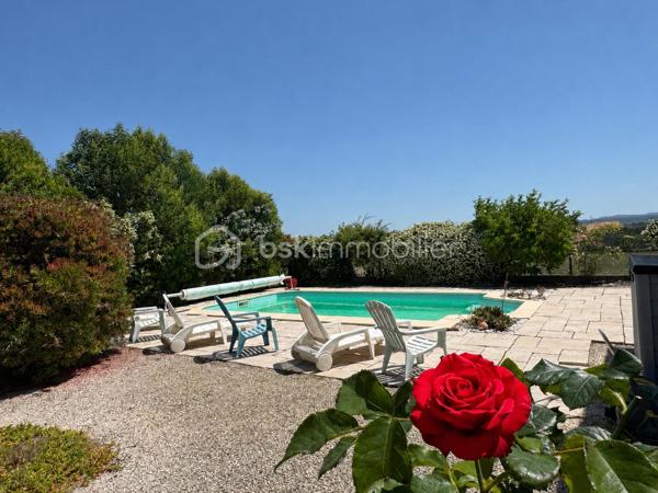 Située dans un environnement calme et privilégié, cette villa de plain-pied offre des prestations de qualité et une vue imprenable sur les Corbières, l’Alaric et le Canigou.

D’une surface d’environ 109 m², cette maison 4 faces se compose d’une belle pièce de vie lumineuse ouverte sur l’extérieur, permettant de profiter pleinement de la terrasse et de sa vue dégagée, équipée d’un store banne électrique. La cuisine est entièrement équipée et fonctionnelle. L’espace nuit comprend quatre chambres, dont une suite avec salle d’eau, ainsi qu’une salle de bain indépendante et deux WC, offrant un confort idéal pour toute la famille. Le bien dispose également d’un garage traversant d’environ 29 m² avec porte sectionnelle, facilitant le stationnement et le rangement.

À l’extérieur, la parcelle d'environ 820 m², arborée et soigneusement entretenue, accueille une piscine ainsi qu’un chalet aménagé avec sauna et espace détente, créant un véritable lieu de bien-être à domicile. Les prestations sont au rendez-vous avec climatisation gainable, double vitrage, volets électriques sur les ouvertures principales, volets bois, panneaux solaires avec une excellente rentabilité, visiophone, portail automatique et vide sanitaire.

Idéalement située à Conilhac-Corbières, cette propriété bénéficie d’un cadre paisible tout en restant à proximité des commodités et des axes principaux.

Une opportunité rare sur le secteur, à découvrir sans tarder. Contactez moi pour organiser une visite.