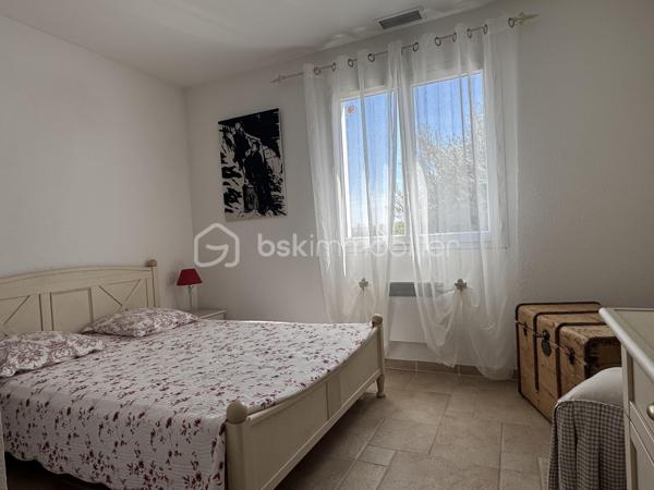 Située dans un environnement calme et privilégié, cette villa de plain-pied offre des prestations de qualité et une vue imprenable sur les Corbières, l’Alaric et le Canigou.

D’une surface d’environ 109 m², cette maison 4 faces se compose d’une belle pièce de vie lumineuse ouverte sur l’extérieur, permettant de profiter pleinement de la terrasse et de sa vue dégagée, équipée d’un store banne électrique. La cuisine est entièrement équipée et fonctionnelle. L’espace nuit comprend quatre chambres, dont une suite avec salle d’eau, ainsi qu’une salle de bain indépendante et deux WC, offrant un confort idéal pour toute la famille. Le bien dispose également d’un garage traversant d’environ 29 m² avec porte sectionnelle, facilitant le stationnement et le rangement.

À l’extérieur, la parcelle d'environ 820 m², arborée et soigneusement entretenue, accueille une piscine ainsi qu’un chalet aménagé avec sauna et espace détente, créant un véritable lieu de bien-être à domicile. Les prestations sont au rendez-vous avec climatisation gainable, double vitrage, volets électriques sur les ouvertures principales, volets bois, panneaux solaires avec une excellente rentabilité, visiophone, portail automatique et vide sanitaire.

Idéalement située à Conilhac-Corbières, cette propriété bénéficie d’un cadre paisible tout en restant à proximité des commodités et des axes principaux.

Une opportunité rare sur le secteur, à découvrir sans tarder. Contactez moi pour organiser une visite.