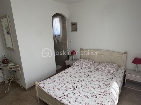Située dans un environnement calme et privilégié, cette villa de plain-pied offre des prestations de qualité et une vue imprenable sur les Corbières, l’Alaric et le Canigou.

D’une surface d’environ 109 m², cette maison 4 faces se compose d’une belle pièce de vie lumineuse ouverte sur l’extérieur, permettant de profiter pleinement de la terrasse et de sa vue dégagée, équipée d’un store banne électrique. La cuisine est entièrement équipée et fonctionnelle. L’espace nuit comprend quatre chambres, dont une suite avec salle d’eau, ainsi qu’une salle de bain indépendante et deux WC, offrant un confort idéal pour toute la famille. Le bien dispose également d’un garage traversant d’environ 29 m² avec porte sectionnelle, facilitant le stationnement et le rangement.

À l’extérieur, la parcelle d'environ 820 m², arborée et soigneusement entretenue, accueille une piscine ainsi qu’un chalet aménagé avec sauna et espace détente, créant un véritable lieu de bien-être à domicile. Les prestations sont au rendez-vous avec climatisation gainable, double vitrage, volets électriques sur les ouvertures principales, volets bois, panneaux solaires avec une excellente rentabilité, visiophone, portail automatique et vide sanitaire.

Idéalement située à Conilhac-Corbières, cette propriété bénéficie d’un cadre paisible tout en restant à proximité des commodités et des axes principaux.

Une opportunité rare sur le secteur, à découvrir sans tarder. Contactez moi pour organiser une visite.