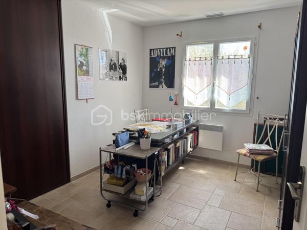 Située dans un environnement calme et privilégié, cette villa de plain-pied offre des prestations de qualité et une vue imprenable sur les Corbières, l’Alaric et le Canigou.

D’une surface d’environ 109 m², cette maison 4 faces se compose d’une belle pièce de vie lumineuse ouverte sur l’extérieur, permettant de profiter pleinement de la terrasse et de sa vue dégagée, équipée d’un store banne électrique. La cuisine est entièrement équipée et fonctionnelle. L’espace nuit comprend quatre chambres, dont une suite avec salle d’eau, ainsi qu’une salle de bain indépendante et deux WC, offrant un confort idéal pour toute la famille. Le bien dispose également d’un garage traversant d’environ 29 m² avec porte sectionnelle, facilitant le stationnement et le rangement.

À l’extérieur, la parcelle d'environ 820 m², arborée et soigneusement entretenue, accueille une piscine ainsi qu’un chalet aménagé avec sauna et espace détente, créant un véritable lieu de bien-être à domicile. Les prestations sont au rendez-vous avec climatisation gainable, double vitrage, volets électriques sur les ouvertures principales, volets bois, panneaux solaires avec une excellente rentabilité, visiophone, portail automatique et vide sanitaire.

Idéalement située à Conilhac-Corbières, cette propriété bénéficie d’un cadre paisible tout en restant à proximité des commodités et des axes principaux.

Une opportunité rare sur le secteur, à découvrir sans tarder. Contactez moi pour organiser une visite.