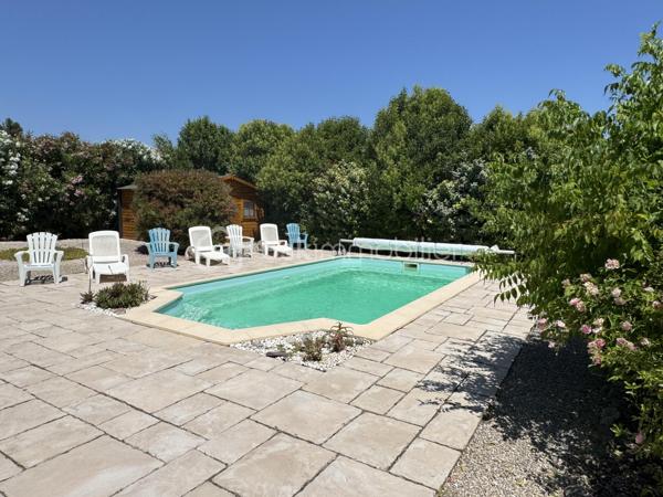 Située dans un environnement calme et privilégié, cette villa de plain-pied offre des prestations de qualité et une vue imprenable sur les Corbières, l’Alaric et le Canigou.

D’une surface d’environ 109 m², cette maison 4 faces se compose d’une belle pièce de vie lumineuse ouverte sur l’extérieur, permettant de profiter pleinement de la terrasse et de sa vue dégagée, équipée d’un store banne électrique. La cuisine est entièrement équipée et fonctionnelle. L’espace nuit comprend quatre chambres, dont une suite avec salle d’eau, ainsi qu’une salle de bain indépendante et deux WC, offrant un confort idéal pour toute la famille. Le bien dispose également d’un garage traversant d’environ 29 m² avec porte sectionnelle, facilitant le stationnement et le rangement.

À l’extérieur, la parcelle d'environ 820 m², arborée et soigneusement entretenue, accueille une piscine ainsi qu’un chalet aménagé avec sauna et espace détente, créant un véritable lieu de bien-être à domicile. Les prestations sont au rendez-vous avec climatisation gainable, double vitrage, volets électriques sur les ouvertures principales, volets bois, panneaux solaires avec une excellente rentabilité, visiophone, portail automatique et vide sanitaire.

Idéalement située à Conilhac-Corbières, cette propriété bénéficie d’un cadre paisible tout en restant à proximité des commodités et des axes principaux.

Une opportunité rare sur le secteur, à découvrir sans tarder. Contactez moi pour organiser une visite.