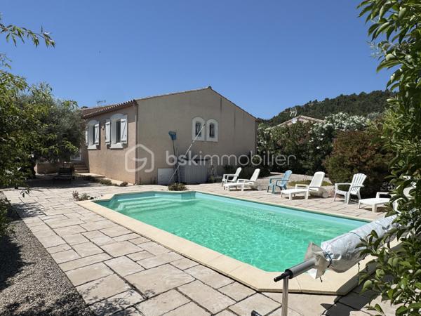 Située dans un environnement calme et privilégié, cette villa de plain-pied offre des prestations de qualité et une vue imprenable sur les Corbières, l’Alaric et le Canigou.

D’une surface d’environ 109 m², cette maison 4 faces se compose d’une belle pièce de vie lumineuse ouverte sur l’extérieur, permettant de profiter pleinement de la terrasse et de sa vue dégagée, équipée d’un store banne électrique. La cuisine est entièrement équipée et fonctionnelle. L’espace nuit comprend quatre chambres, dont une suite avec salle d’eau, ainsi qu’une salle de bain indépendante et deux WC, offrant un confort idéal pour toute la famille. Le bien dispose également d’un garage traversant d’environ 29 m² avec porte sectionnelle, facilitant le stationnement et le rangement.

À l’extérieur, la parcelle d'environ 820 m², arborée et soigneusement entretenue, accueille une piscine ainsi qu’un chalet aménagé avec sauna et espace détente, créant un véritable lieu de bien-être à domicile. Les prestations sont au rendez-vous avec climatisation gainable, double vitrage, volets électriques sur les ouvertures principales, volets bois, panneaux solaires avec une excellente rentabilité, visiophone, portail automatique et vide sanitaire.

Idéalement située à Conilhac-Corbières, cette propriété bénéficie d’un cadre paisible tout en restant à proximité des commodités et des axes principaux.

Une opportunité rare sur le secteur, à découvrir sans tarder. Contactez moi pour organiser une visite.