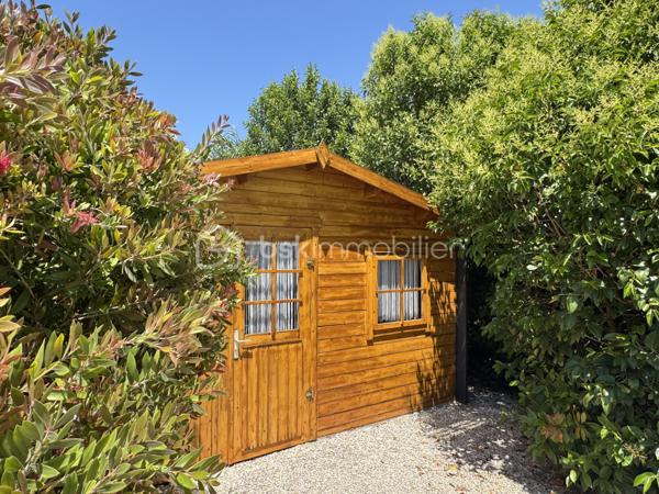 Située dans un environnement calme et privilégié, cette villa de plain-pied offre des prestations de qualité et une vue imprenable sur les Corbières, l’Alaric et le Canigou.

D’une surface d’environ 109 m², cette maison 4 faces se compose d’une belle pièce de vie lumineuse ouverte sur l’extérieur, permettant de profiter pleinement de la terrasse et de sa vue dégagée, équipée d’un store banne électrique. La cuisine est entièrement équipée et fonctionnelle. L’espace nuit comprend quatre chambres, dont une suite avec salle d’eau, ainsi qu’une salle de bain indépendante et deux WC, offrant un confort idéal pour toute la famille. Le bien dispose également d’un garage traversant d’environ 29 m² avec porte sectionnelle, facilitant le stationnement et le rangement.

À l’extérieur, la parcelle d'environ 820 m², arborée et soigneusement entretenue, accueille une piscine ainsi qu’un chalet aménagé avec sauna et espace détente, créant un véritable lieu de bien-être à domicile. Les prestations sont au rendez-vous avec climatisation gainable, double vitrage, volets électriques sur les ouvertures principales, volets bois, panneaux solaires avec une excellente rentabilité, visiophone, portail automatique et vide sanitaire.

Idéalement située à Conilhac-Corbières, cette propriété bénéficie d’un cadre paisible tout en restant à proximité des commodités et des axes principaux.

Une opportunité rare sur le secteur, à découvrir sans tarder. Contactez moi pour organiser une visite.