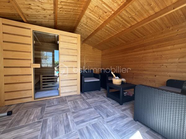Située dans un environnement calme et privilégié, cette villa de plain-pied offre des prestations de qualité et une vue imprenable sur les Corbières, l’Alaric et le Canigou.

D’une surface d’environ 109 m², cette maison 4 faces se compose d’une belle pièce de vie lumineuse ouverte sur l’extérieur, permettant de profiter pleinement de la terrasse et de sa vue dégagée, équipée d’un store banne électrique. La cuisine est entièrement équipée et fonctionnelle. L’espace nuit comprend quatre chambres, dont une suite avec salle d’eau, ainsi qu’une salle de bain indépendante et deux WC, offrant un confort idéal pour toute la famille. Le bien dispose également d’un garage traversant d’environ 29 m² avec porte sectionnelle, facilitant le stationnement et le rangement.

À l’extérieur, la parcelle d'environ 820 m², arborée et soigneusement entretenue, accueille une piscine ainsi qu’un chalet aménagé avec sauna et espace détente, créant un véritable lieu de bien-être à domicile. Les prestations sont au rendez-vous avec climatisation gainable, double vitrage, volets électriques sur les ouvertures principales, volets bois, panneaux solaires avec une excellente rentabilité, visiophone, portail automatique et vide sanitaire.

Idéalement située à Conilhac-Corbières, cette propriété bénéficie d’un cadre paisible tout en restant à proximité des commodités et des axes principaux.

Une opportunité rare sur le secteur, à découvrir sans tarder. Contactez moi pour organiser une visite.
