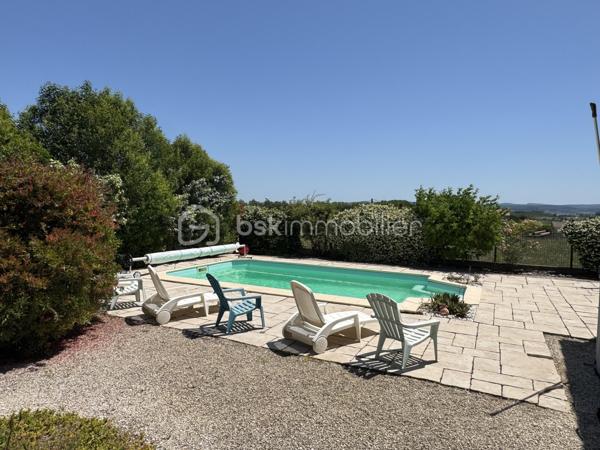 Située dans un environnement calme et privilégié, cette villa de plain-pied offre des prestations de qualité et une vue imprenable sur les Corbières, l’Alaric et le Canigou.

D’une surface d’environ 109 m², cette maison 4 faces se compose d’une belle pièce de vie lumineuse ouverte sur l’extérieur, permettant de profiter pleinement de la terrasse et de sa vue dégagée, équipée d’un store banne électrique. La cuisine est entièrement équipée et fonctionnelle. L’espace nuit comprend quatre chambres, dont une suite avec salle d’eau, ainsi qu’une salle de bain indépendante et deux WC, offrant un confort idéal pour toute la famille. Le bien dispose également d’un garage traversant d’environ 29 m² avec porte sectionnelle, facilitant le stationnement et le rangement.

À l’extérieur, la parcelle d'environ 820 m², arborée et soigneusement entretenue, accueille une piscine ainsi qu’un chalet aménagé avec sauna et espace détente, créant un véritable lieu de bien-être à domicile. Les prestations sont au rendez-vous avec climatisation gainable, double vitrage, volets électriques sur les ouvertures principales, volets bois, panneaux solaires avec une excellente rentabilité, visiophone, portail automatique et vide sanitaire.

Idéalement située à Conilhac-Corbières, cette propriété bénéficie d’un cadre paisible tout en restant à proximité des commodités et des axes principaux.

Une opportunité rare sur le secteur, à découvrir sans tarder. Contactez moi pour organiser une visite.