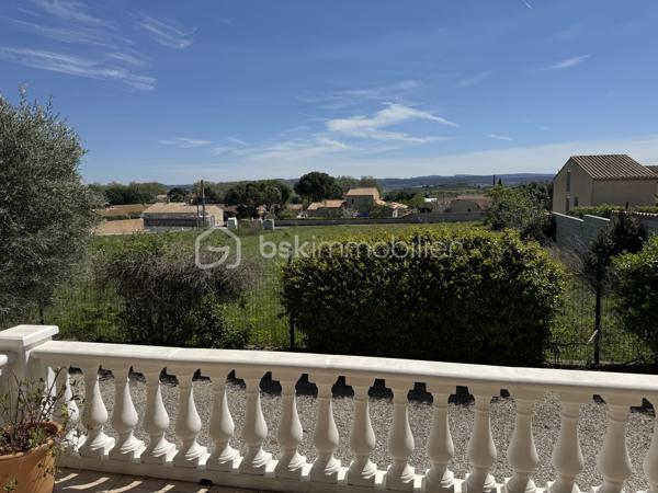 Située dans un environnement calme et privilégié, cette villa de plain-pied offre des prestations de qualité et une vue imprenable sur les Corbières, l’Alaric et le Canigou.

D’une surface d’environ 109 m², cette maison 4 faces se compose d’une belle pièce de vie lumineuse ouverte sur l’extérieur, permettant de profiter pleinement de la terrasse et de sa vue dégagée, équipée d’un store banne électrique. La cuisine est entièrement équipée et fonctionnelle. L’espace nuit comprend quatre chambres, dont une suite avec salle d’eau, ainsi qu’une salle de bain indépendante et deux WC, offrant un confort idéal pour toute la famille. Le bien dispose également d’un garage traversant d’environ 29 m² avec porte sectionnelle, facilitant le stationnement et le rangement.

À l’extérieur, la parcelle d'environ 820 m², arborée et soigneusement entretenue, accueille une piscine ainsi qu’un chalet aménagé avec sauna et espace détente, créant un véritable lieu de bien-être à domicile. Les prestations sont au rendez-vous avec climatisation gainable, double vitrage, volets électriques sur les ouvertures principales, volets bois, panneaux solaires avec une excellente rentabilité, visiophone, portail automatique et vide sanitaire.

Idéalement située à Conilhac-Corbières, cette propriété bénéficie d’un cadre paisible tout en restant à proximité des commodités et des axes principaux.

Une opportunité rare sur le secteur, à découvrir sans tarder. Contactez moi pour organiser une visite.