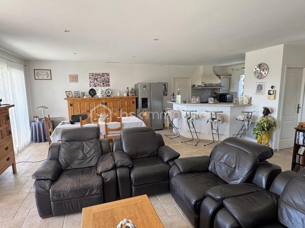 Située dans un environnement calme et privilégié, cette villa de plain-pied offre des prestations de qualité et une vue imprenable sur les Corbières, l’Alaric et le Canigou.

D’une surface d’environ 109 m², cette maison 4 faces se compose d’une belle pièce de vie lumineuse ouverte sur l’extérieur, permettant de profiter pleinement de la terrasse et de sa vue dégagée, équipée d’un store banne électrique. La cuisine est entièrement équipée et fonctionnelle. L’espace nuit comprend quatre chambres, dont une suite avec salle d’eau, ainsi qu’une salle de bain indépendante et deux WC, offrant un confort idéal pour toute la famille. Le bien dispose également d’un garage traversant d’environ 29 m² avec porte sectionnelle, facilitant le stationnement et le rangement.

À l’extérieur, la parcelle d'environ 820 m², arborée et soigneusement entretenue, accueille une piscine ainsi qu’un chalet aménagé avec sauna et espace détente, créant un véritable lieu de bien-être à domicile. Les prestations sont au rendez-vous avec climatisation gainable, double vitrage, volets électriques sur les ouvertures principales, volets bois, panneaux solaires avec une excellente rentabilité, visiophone, portail automatique et vide sanitaire.

Idéalement située à Conilhac-Corbières, cette propriété bénéficie d’un cadre paisible tout en restant à proximité des commodités et des axes principaux.

Une opportunité rare sur le secteur, à découvrir sans tarder. Contactez moi pour organiser une visite.