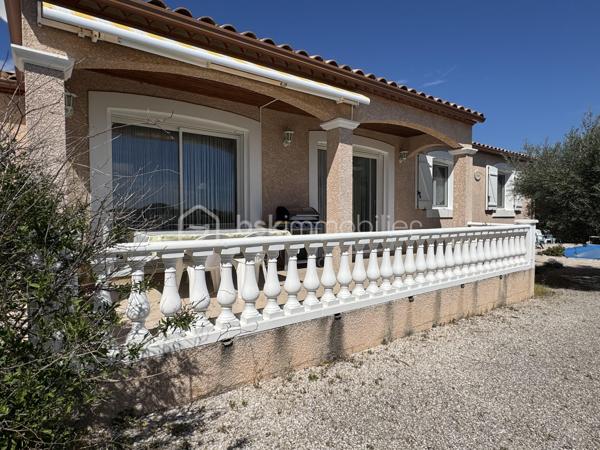 Située dans un environnement calme et privilégié, cette villa de plain-pied offre des prestations de qualité et une vue imprenable sur les Corbières, l’Alaric et le Canigou.

D’une surface d’environ 109 m², cette maison 4 faces se compose d’une belle pièce de vie lumineuse ouverte sur l’extérieur, permettant de profiter pleinement de la terrasse et de sa vue dégagée, équipée d’un store banne électrique. La cuisine est entièrement équipée et fonctionnelle. L’espace nuit comprend quatre chambres, dont une suite avec salle d’eau, ainsi qu’une salle de bain indépendante et deux WC, offrant un confort idéal pour toute la famille. Le bien dispose également d’un garage traversant d’environ 29 m² avec porte sectionnelle, facilitant le stationnement et le rangement.

À l’extérieur, la parcelle d'environ 820 m², arborée et soigneusement entretenue, accueille une piscine ainsi qu’un chalet aménagé avec sauna et espace détente, créant un véritable lieu de bien-être à domicile. Les prestations sont au rendez-vous avec climatisation gainable, double vitrage, volets électriques sur les ouvertures principales, volets bois, panneaux solaires avec une excellente rentabilité, visiophone, portail automatique et vide sanitaire.

Idéalement située à Conilhac-Corbières, cette propriété bénéficie d’un cadre paisible tout en restant à proximité des commodités et des axes principaux.

Une opportunité rare sur le secteur, à découvrir sans tarder. Contactez moi pour organiser une visite.